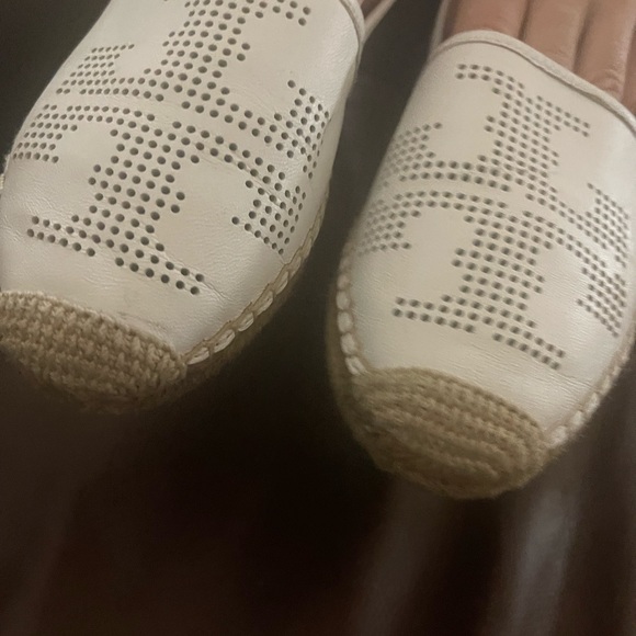 Tory Burch white mini ballet flats. Lightweight comfy . - Picture 4 of 8
